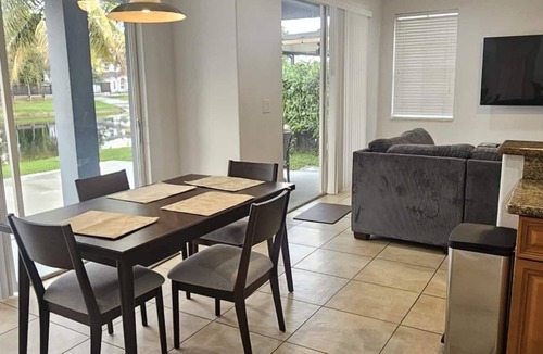 Tamiami House | Lake view big & bright home
