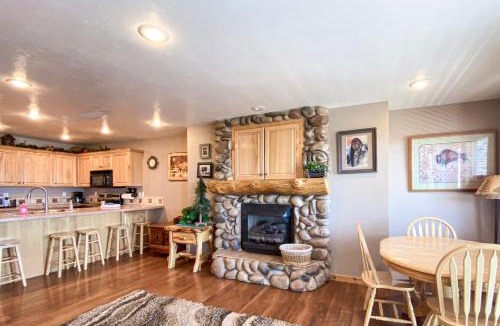Harbor Village House | Lake View Condo 874 1