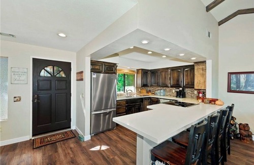 Crestline Cabin | Lake View Cozy Bear Cabin - Adorable Crestline Relaxing Getaway