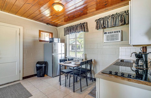 Hernando Cottage | Lake View, Pool Access! Pet-friendly Hernando Stay