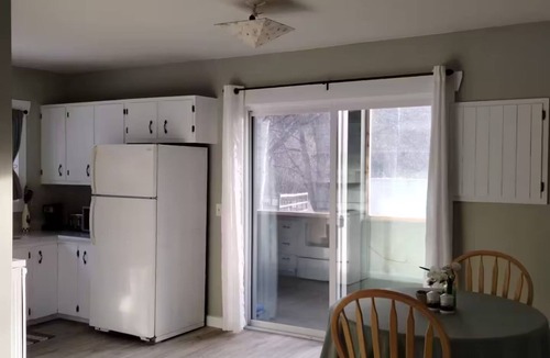 Salmo House | Lake view, Private farm, King bed, Salmo/Fruitvale