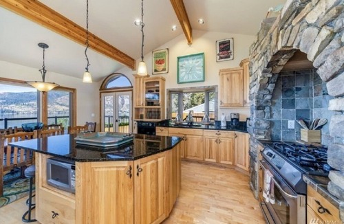 Manson House | Lake View Sleep 12 Pool Hot Tub Game House April 1 Pool Opening!