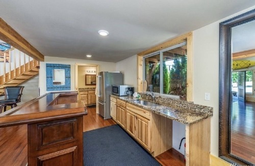 Manson House | Lake View Sleep 12 Pool Hot Tub Game House April 1 Pool Opening!