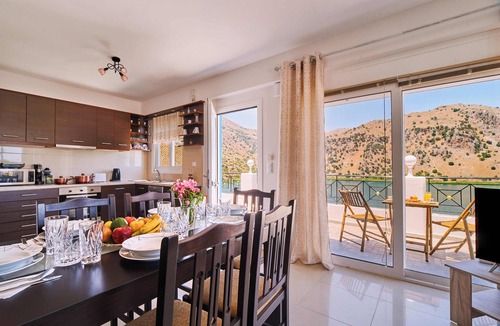 Kavallos Villa | Lake View Suites