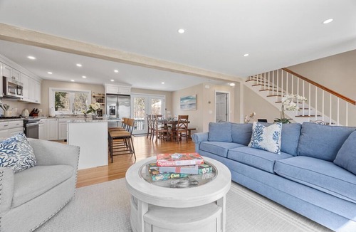 Centerville House | *LAKE VIEWS* 0.2 miles to the beach at lake* Renovated 4bds