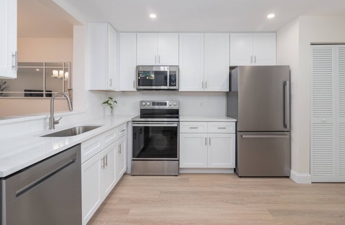 South Bradenton Condo | LAKE VIEWS! GORGEOUSLY UPDATED! 1700 total sqft with OVERSIZED LANAI!