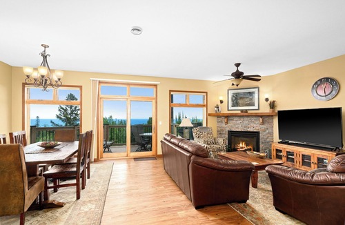 Lutsen House | Lake views throughout. Next to golf, hiking, biking trails and winery.