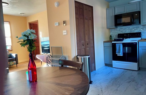 Bristol Apartment | Lake w fish, paddle boat cave, horses, BMS, Music Museum skating Bowling, Casino