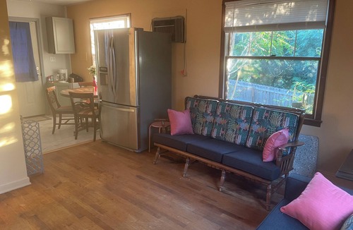 Bristol Apartment | Lake w fish, paddle boat cave, horses, BMS, Music Museum skating Bowling, Casino
