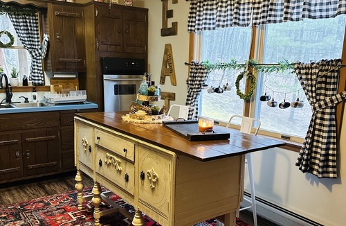 White Mills Ski Chalet | Lake Wallenpaupack, Poconos Hilltop Haven with children’s play area and 5 kayaks