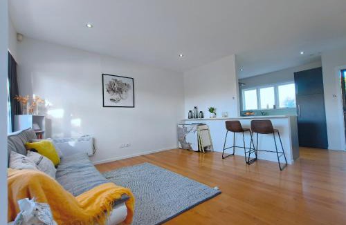 Takapuna Villa | Lakefornt Central Comfort Near Beach