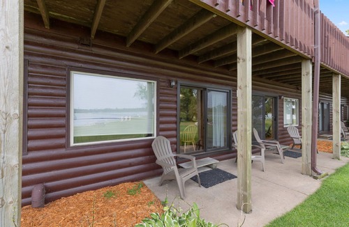 Breezy Point Condo | Lakefront 1BR Condo with Patio & Fireplace