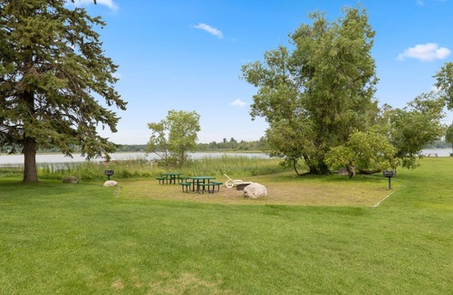 Breezy Point Condo | Lakefront 1BR Condo with Patio & Fireplace