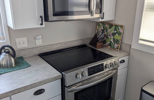 Hale Cottage | Lakefront 2-bed 2 bath, Boat,Beach,AC, wifi & newly renovated. Sun to Fri only