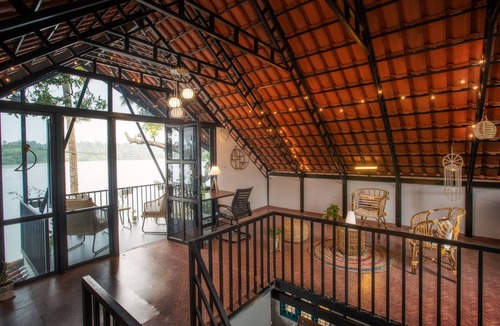 Kollam Villa | Lakefront 2-bed villa-Cozy A-frame upper deck with balcony | BBQ | Hammock