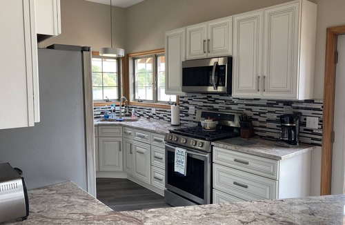 Brooklyn House | Lakefront 270 view, beach, hot tub, wineries! Last call of summer, Aug. 17-20
