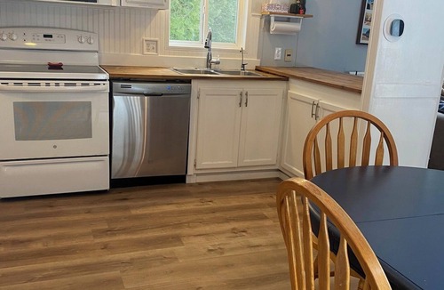 Manitoulin District Cottage | Lakefront 3-bedroom family friendly cottage on Lake Kagawong