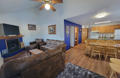 Upson House | LAKEFRONT 3-bedroom Chateau Getaway at Whitecap Mountains Resort Unit 1