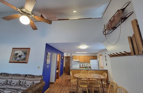 Upson House | LAKEFRONT 3-bedroom Chateau Getaway at Whitecap Mountains Resort Unit 1