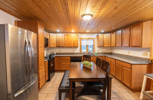 Bethlehem Cottage | Lakefront 3 Bedroom Log Cabin