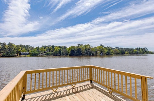Warner Robins House | Lakefront 3BR | 2 Car Garage | Pet Friendly