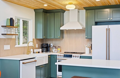 Pocono Summit Ski Chalet | Lakefront - 3BR - Sleeps 8 - Hot tub - Kayaks - Fire pit - EV - Large Yard