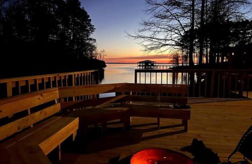 Negreet House | Lakefront 3BR with Bunkhouse and Kayaks, Rowboat Included