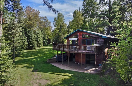 Eagle River Cottage | Lakefront -4 acres of private land - 6 Bedrooms - 2 kitchens - Dog Friendly!
