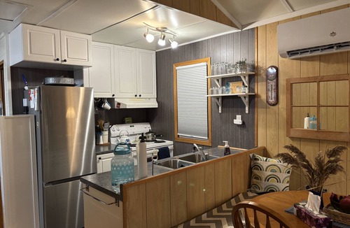 Adolphustown Cottage | Lakefront 4-bedroom cottage w/AC near The County. Pet-Friendly. Great Fishing!