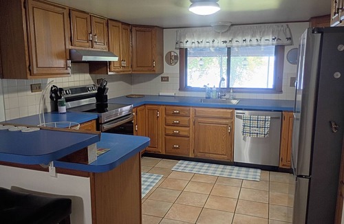 Hamilton House | Lakefront 4 bedroom house 8 minutes from Colgate