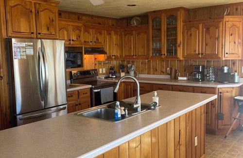 Winneconne House | Lakefront 6-bedroom lake house with AC in welcoming Winneconne