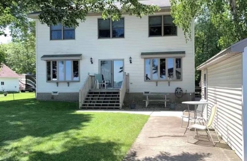 Winneconne House | Lakefront 6-bedroom lake house with AC in welcoming Winneconne