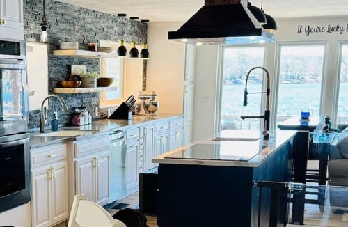Lupton House | Lakefront 7BR | Sleeps 16 | Dock + 2 Kings