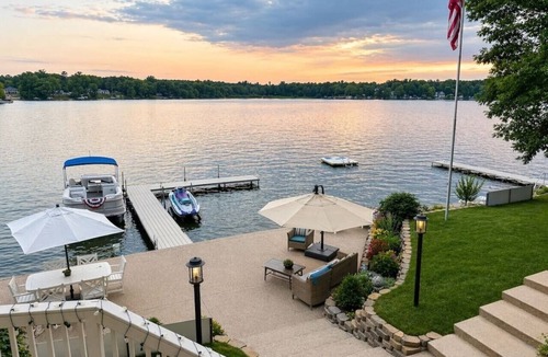 Lupton House | Lakefront 7BR | Sleeps 16 | Dock + 2 Kings