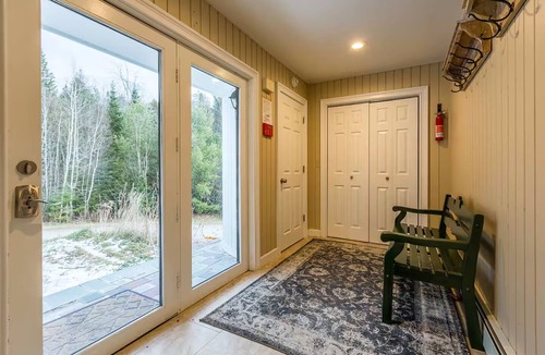 Londonderry House | Lakefront 9BR Retreat - Hot Tub + Game room + Sleeps 15