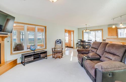 Aitkin House | Lakefront Aitkin Home w/Sunroom: Walk to Beach!