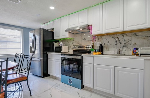 Aloha Gardens Cottage | Lakefront Anglers Oasis in Holiday! 8 Mi to Beach