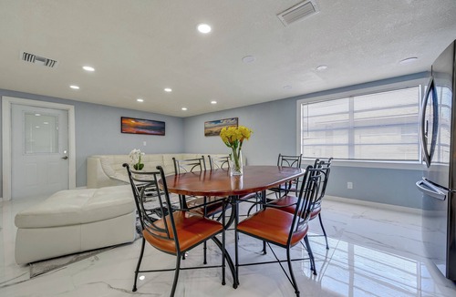 Aloha Gardens Cottage | Lakefront Anglers Oasis in Holiday! 8 Mi to Beach