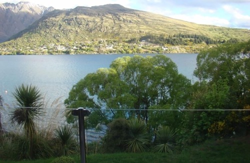 Queenstown Apartment | Lakefront Apartment w Magnificent Lake & Mt Views, option to rent Car & Mt.Bikes