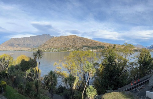 Queenstown Apartment | Lakefront Apartment w Magnificent Lake & Mt Views, option to rent Car & Mt.Bikes