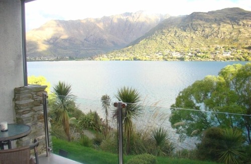 Queenstown Apartment | Lakefront Apartment w Magnificent Lake & Mt Views, option to rent Car & Mt.Bikes