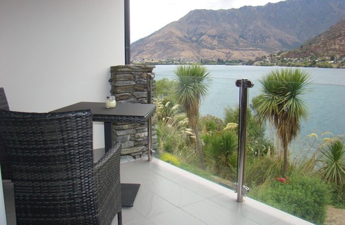 Queenstown Apartment | Lakefront Apartment w Magnificent Lake & Mt Views, option to rent Car & Mt.Bikes
