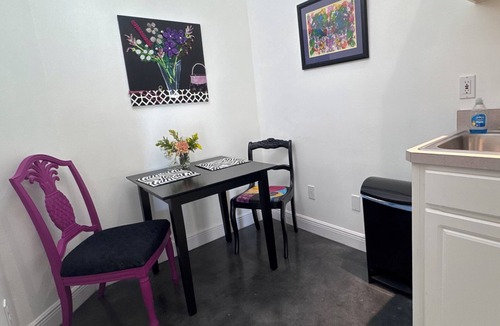 College Park Apartment | Lakefront Artist's Studio- Relax in Luxury!
