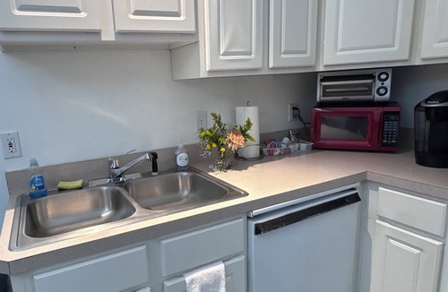 College Park Apartment | Lakefront Artist's Studio- Relax in Luxury!