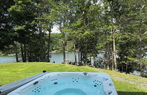 Greentown House | Lakefront at Lake Wallenpaupack with Private Dock 3bdr 2bath Hot Tub