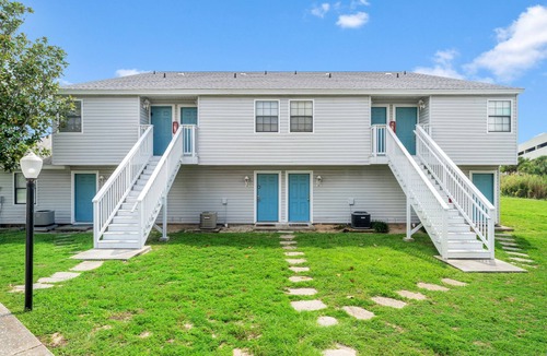 El Centro Beach Apartment | Lakefront Beach condo in Panama City Beach Florida! Within 1/2 mile of Pier Park