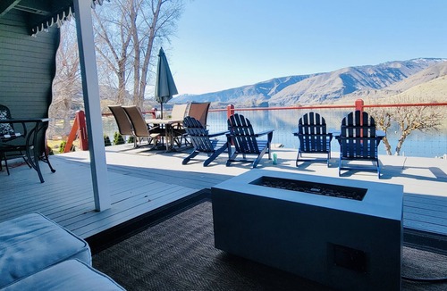 East Wenatchee House | Lakefront, beach, hot tub, putt course, paddleboards, boat ramp, deck, fireplace