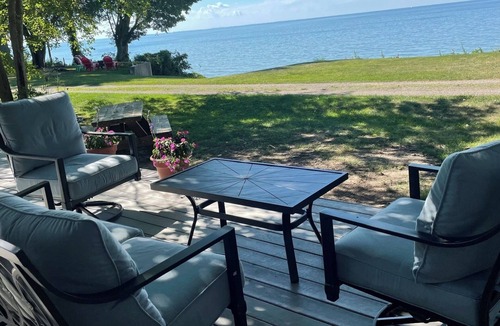 Vermilion House | Lakefront, Beachfront Breezy Cottage