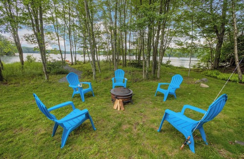 Gouldsboro House | LAKEFRONT BLISS! Private Dock, Fishing, Kayaks, Community Indoor Pool!