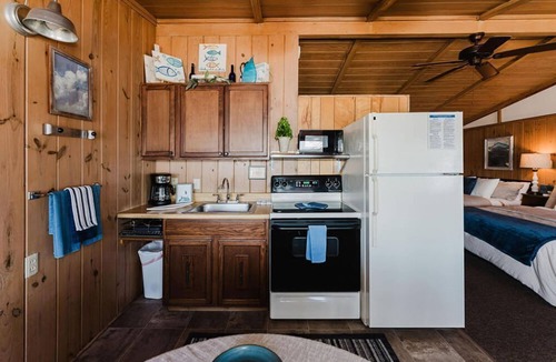 Blue Eye Cabin | Lakefront Cabin #2 - Steps from Table Rock Lake at Happy Hollow Resort